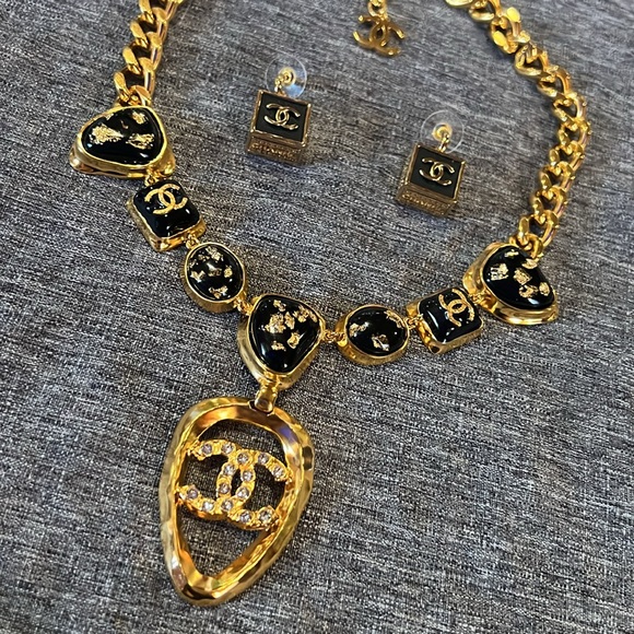 CHANEL EARRINGS Blk & Gold - Picture 4 of 6